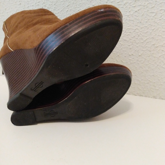 Jennifer Lopez Brown Gold Faux Suede Zip Ankle 4 1/4" Wedge Bootie Heels sz 6 - Picture 15 of 15